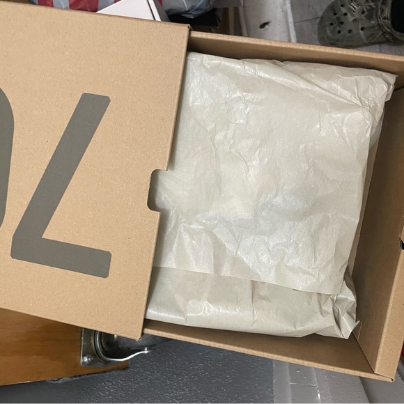 Adidas Yeezy 700 V3 - Picture 2 of 6